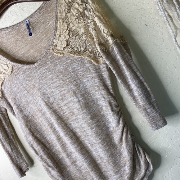 🔴5/$25🔴 Motherhood lace cold shoulder - Picture 2 of 3